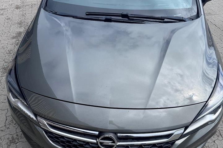 Grå Opel Astra fra 2017