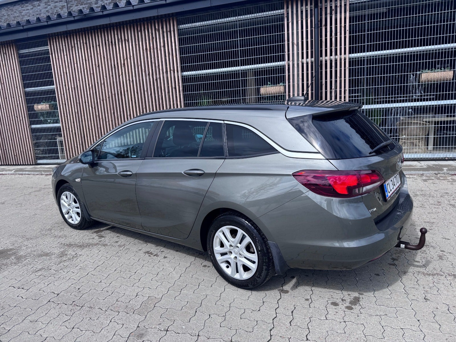 Grå Opel Astra fra 2017