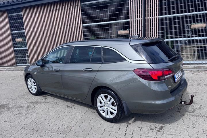 Grå Opel Astra fra 2017