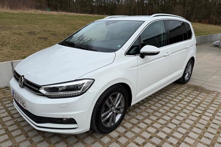 Hvid VW Touran fra 2019 set udefra