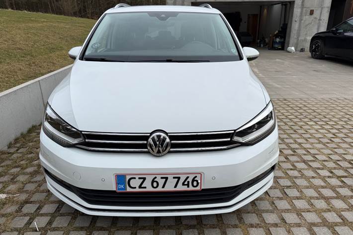 Hvid VW Touran fra 2019