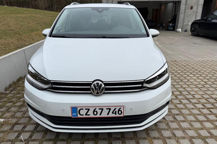 Hvid VW Touran fra 2019