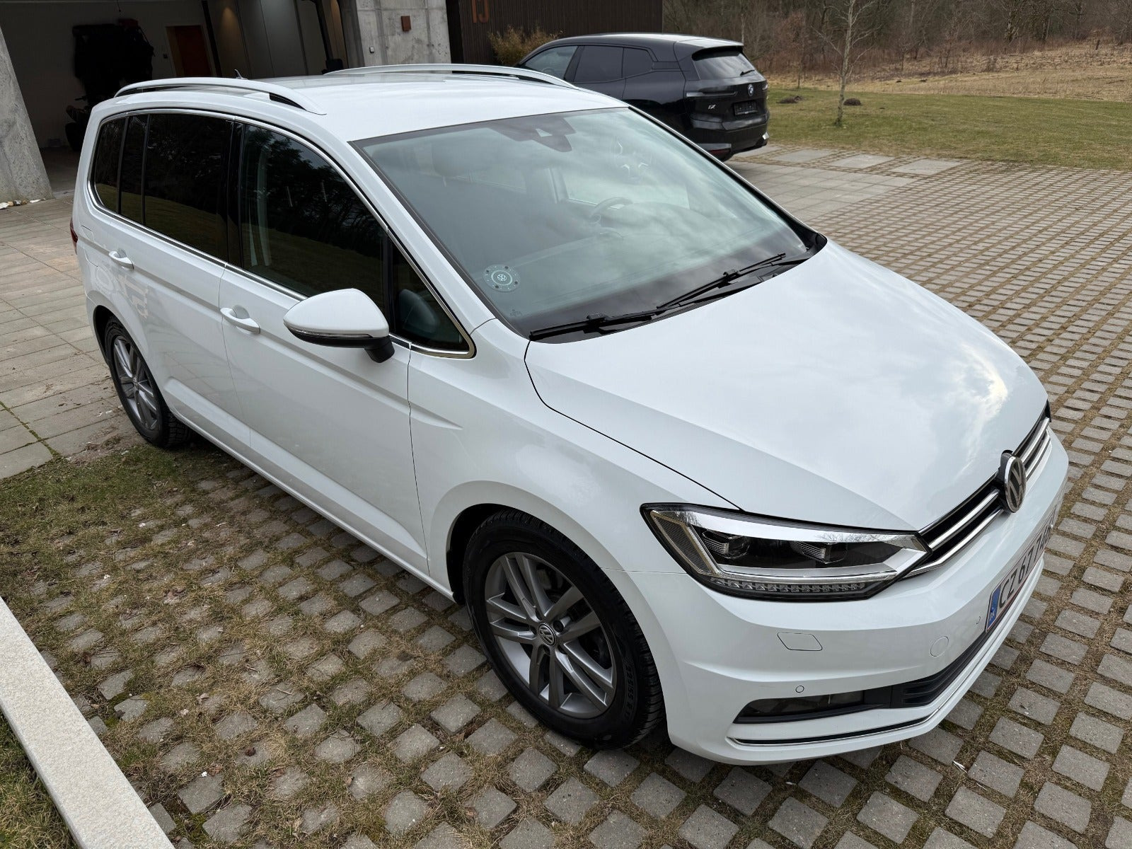 Hvid VW Touran fra 2019