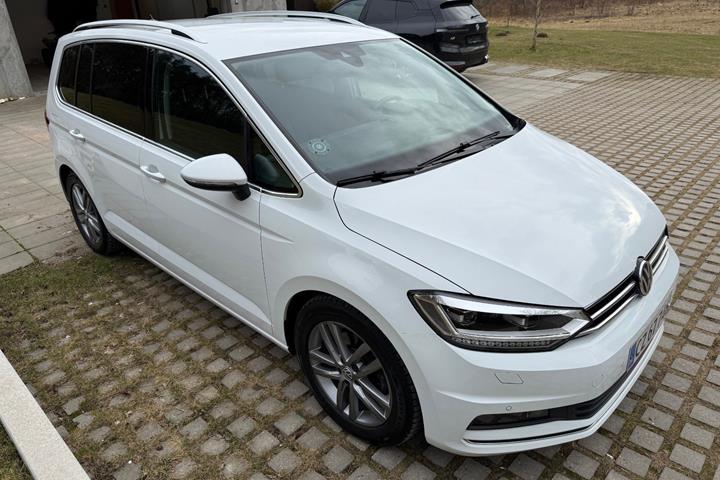 Hvid VW Touran fra 2019