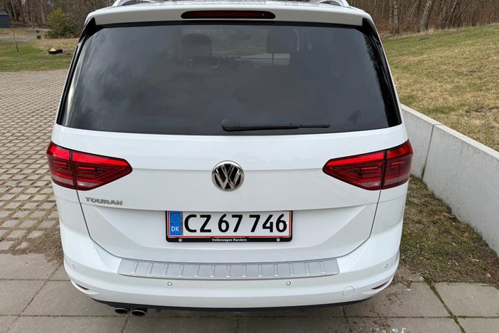Hvid VW Touran fra 2019