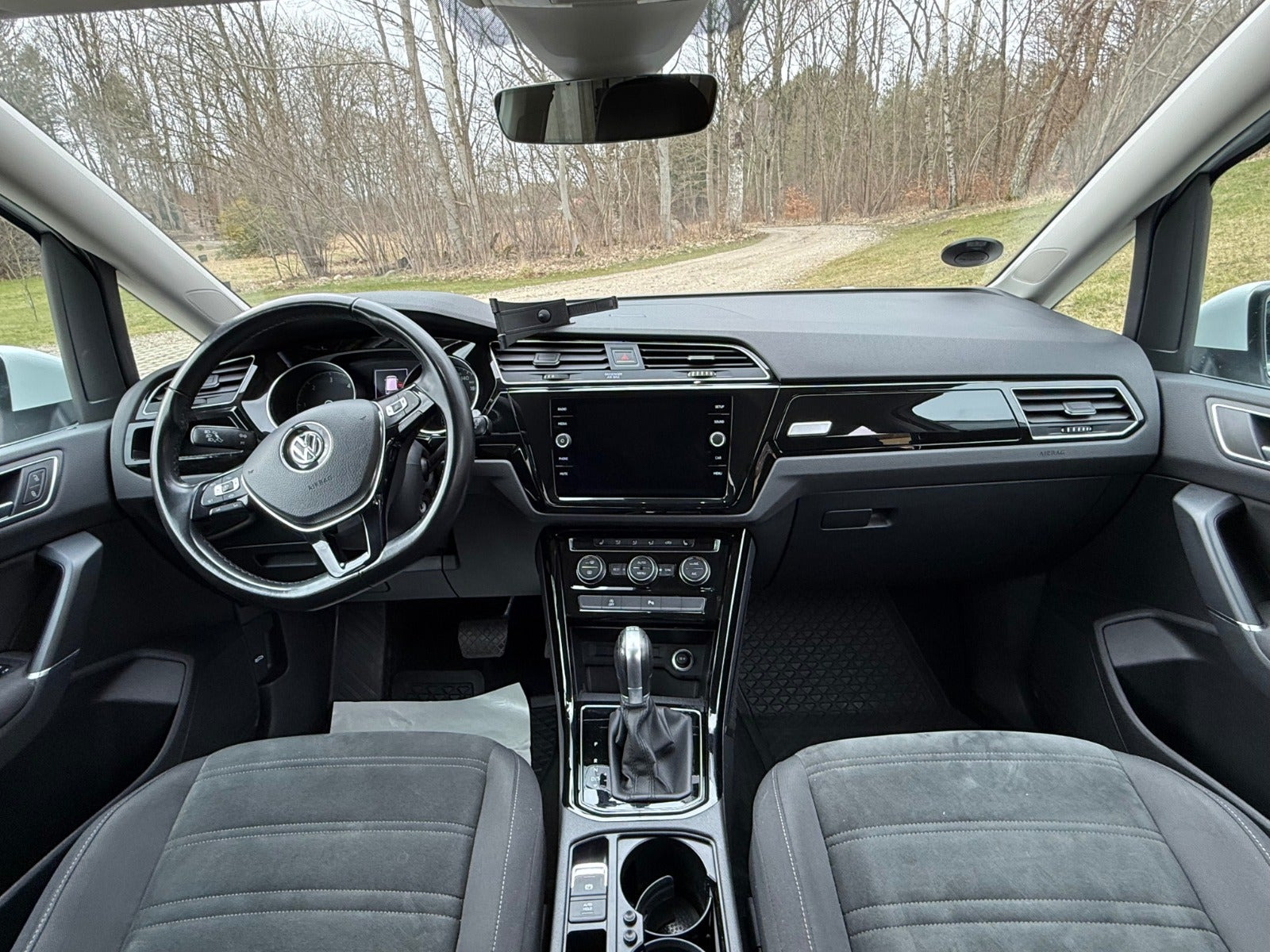 Hvid VW Touran fra 2019