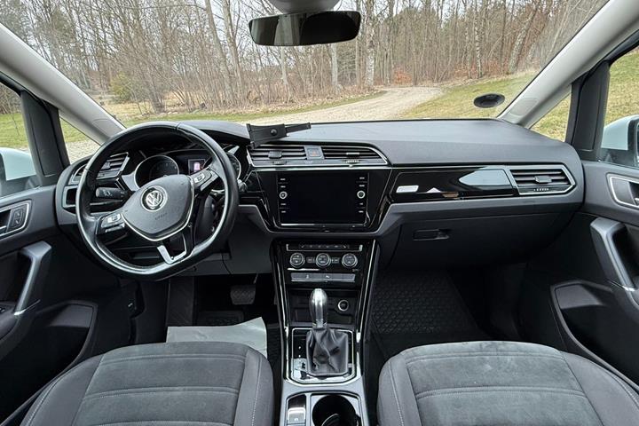 Hvid VW Touran fra 2019