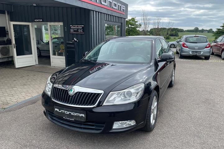 Sort Skoda Octavia fra 2011 set udefra