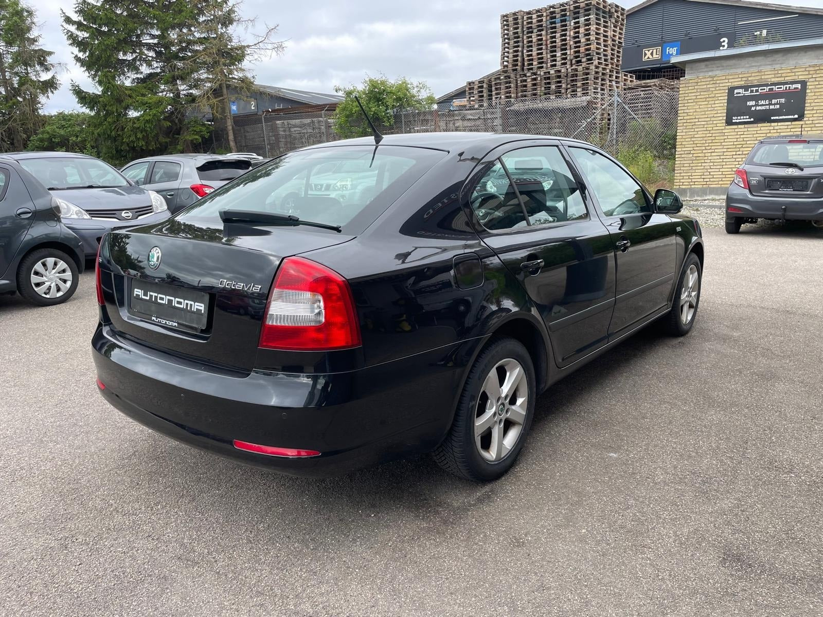 Sort Skoda Octavia fra 2011