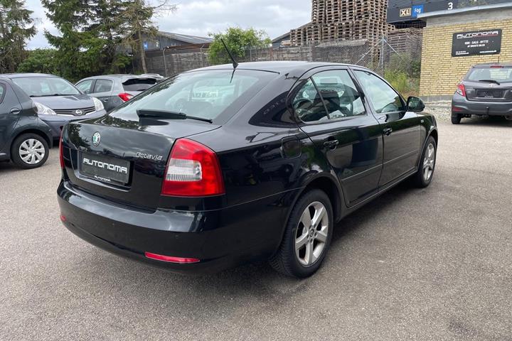 Sort Skoda Octavia fra 2011