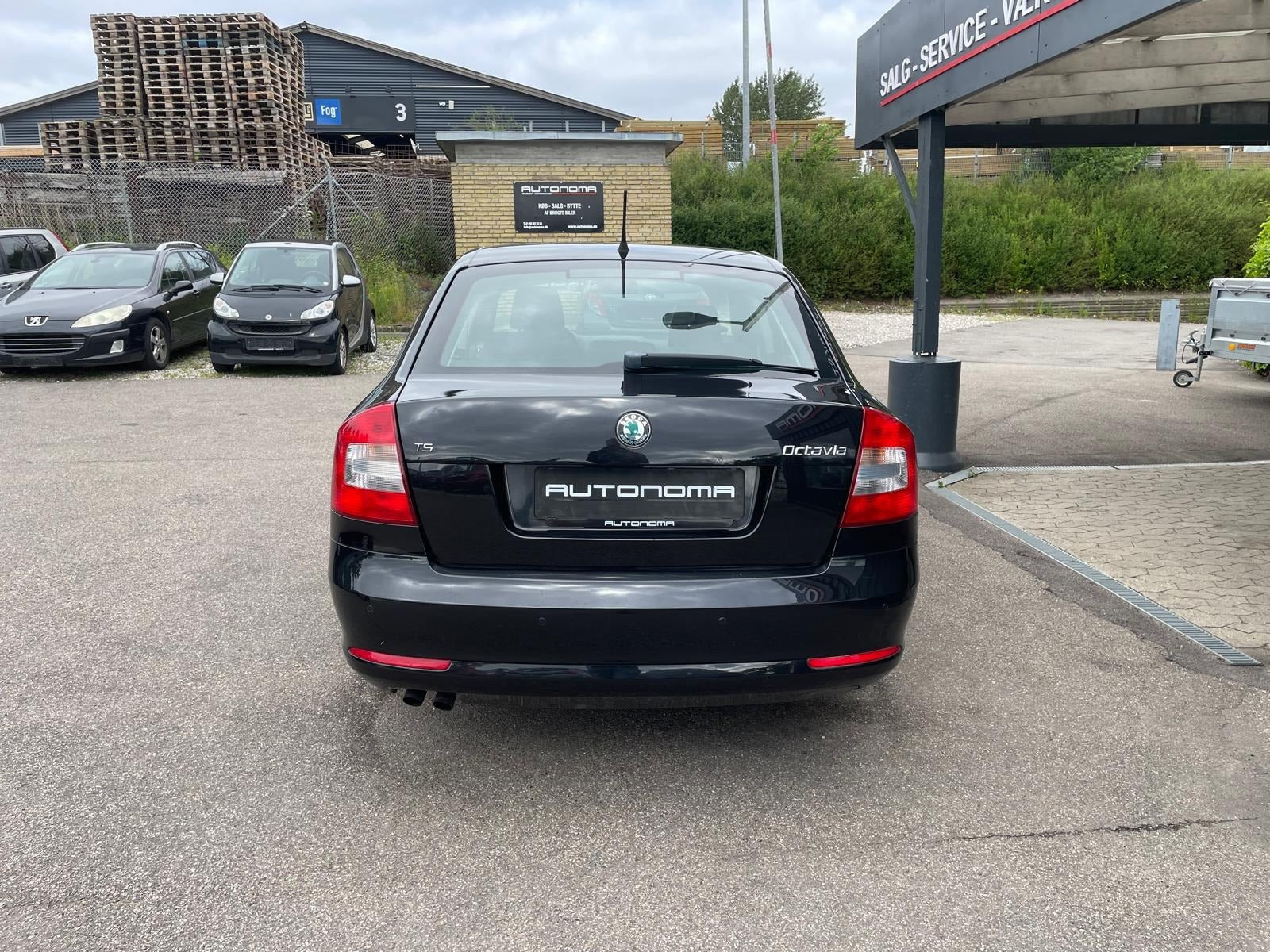 Sort Skoda Octavia fra 2011