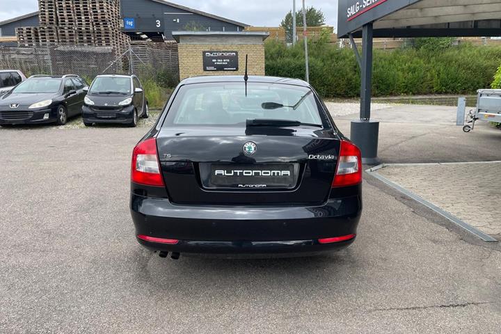 Sort Skoda Octavia fra 2011