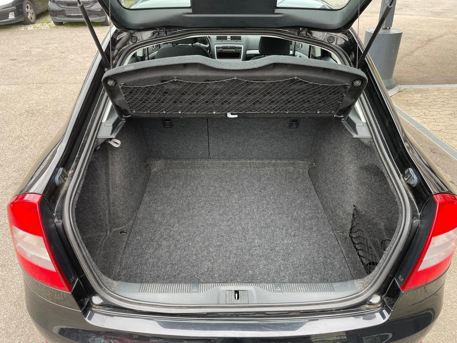 Sort Skoda Octavia fra 2011