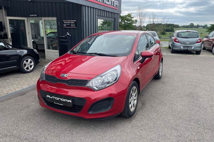 Rød Kia Rio fra 2014
