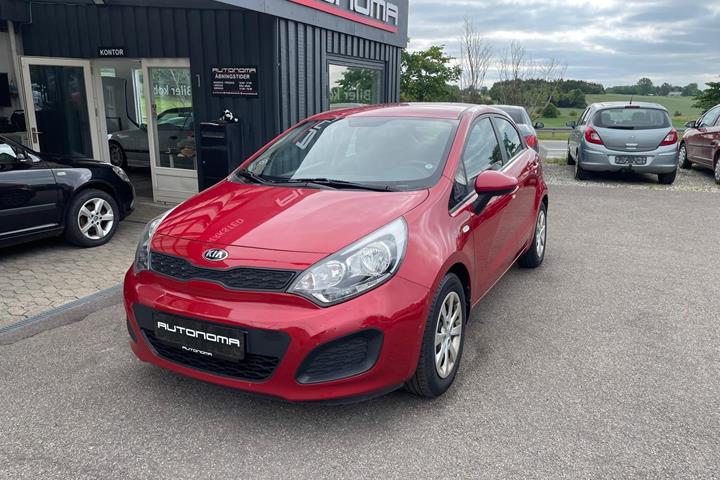 Rød Kia Rio fra 2014 set udefra