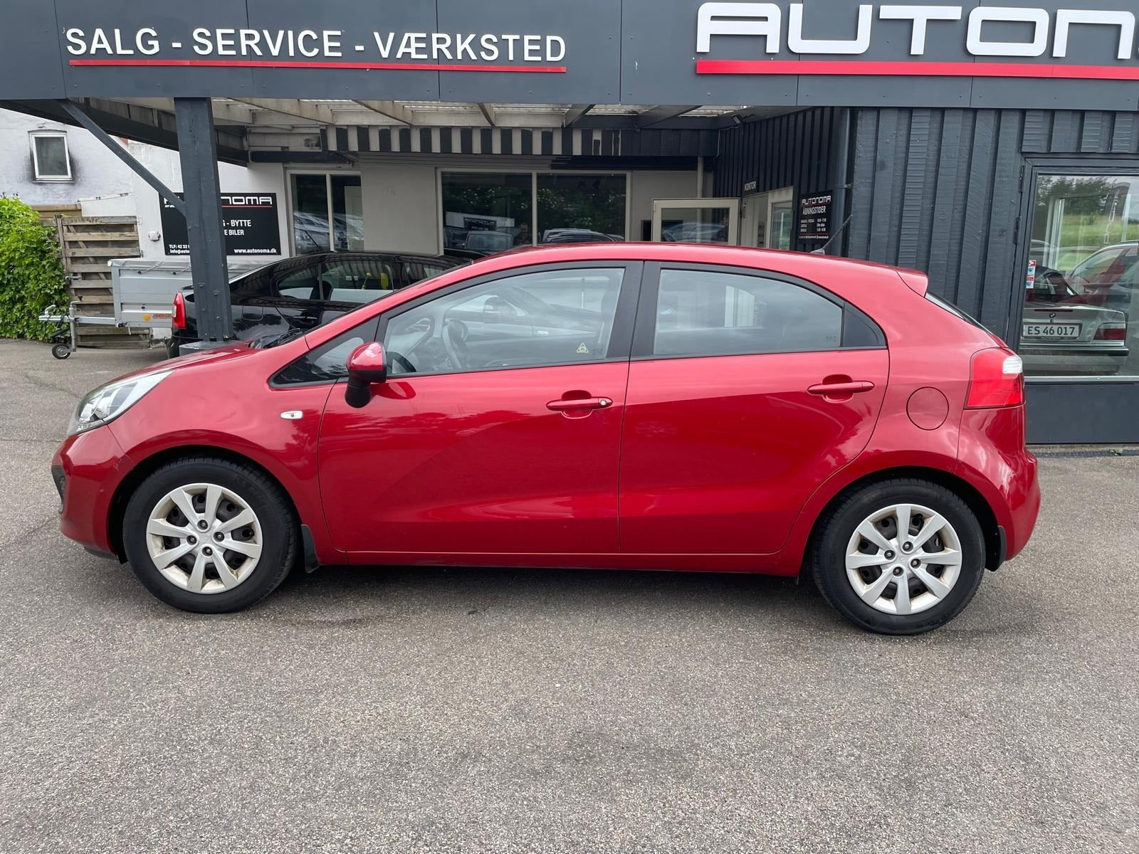 Rød Kia Rio fra 2014