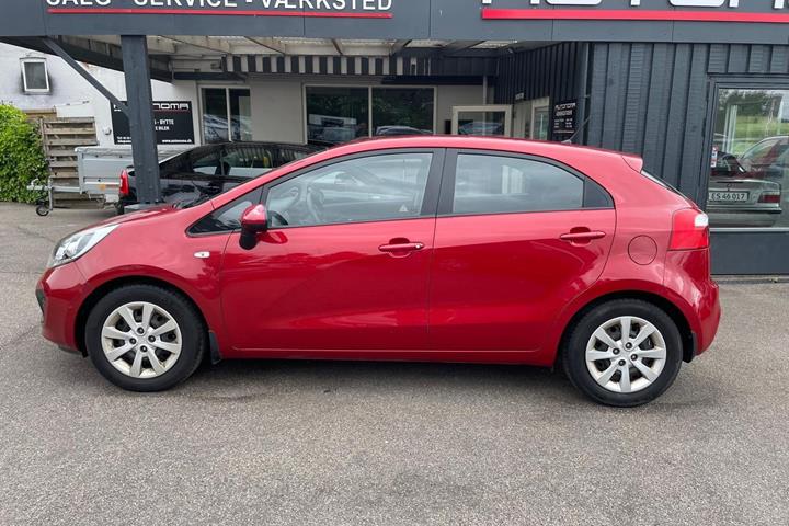 Rød Kia Rio fra 2014