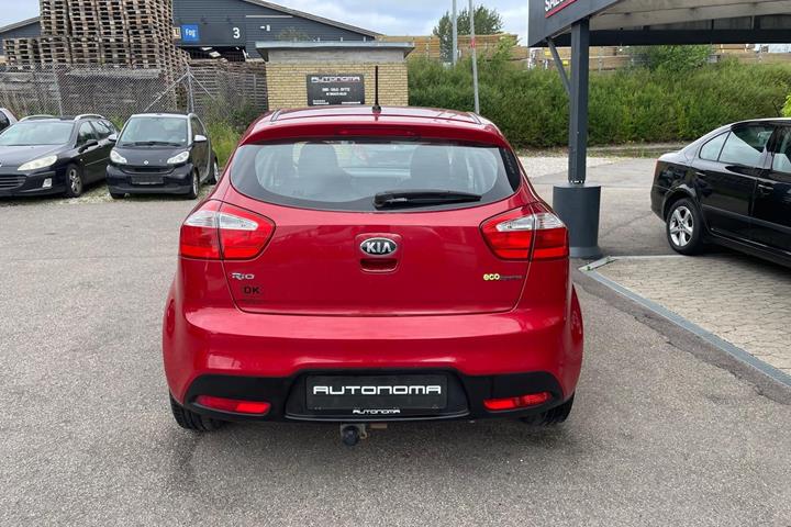 Rød Kia Rio fra 2014