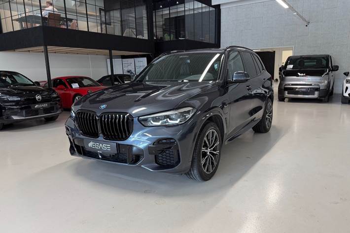 Grå BMW X5 fra 2022 set udefra