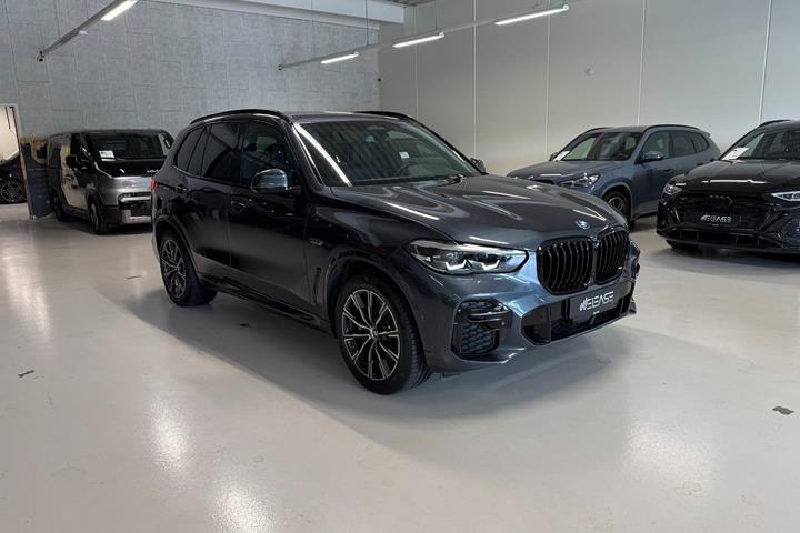 Grå BMW X5 fra 2022