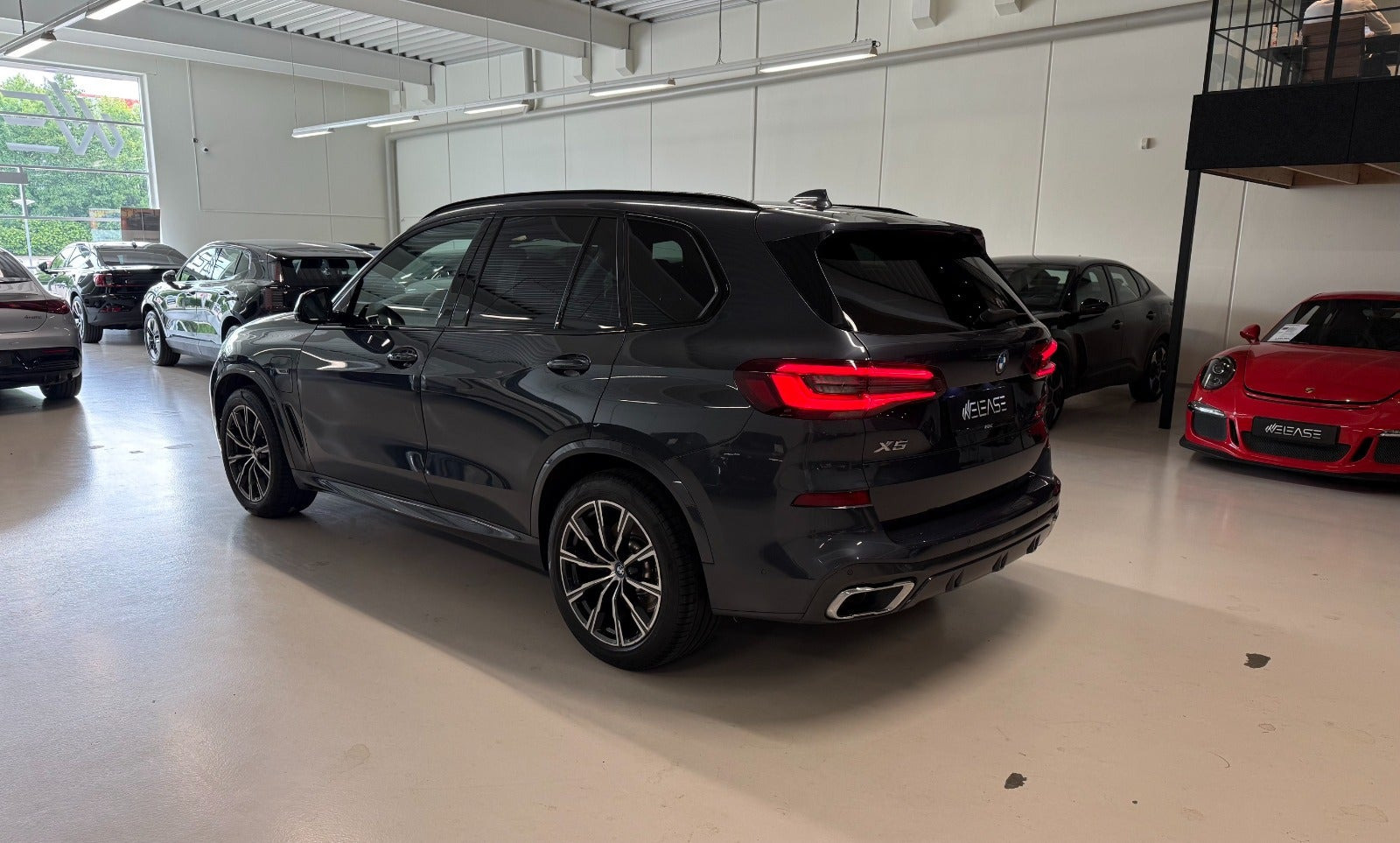 Grå BMW X5 fra 2022