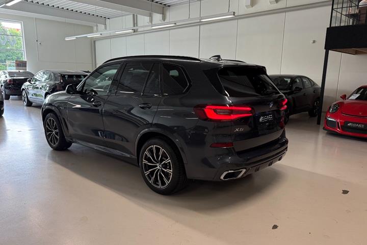 Grå BMW X5 fra 2022