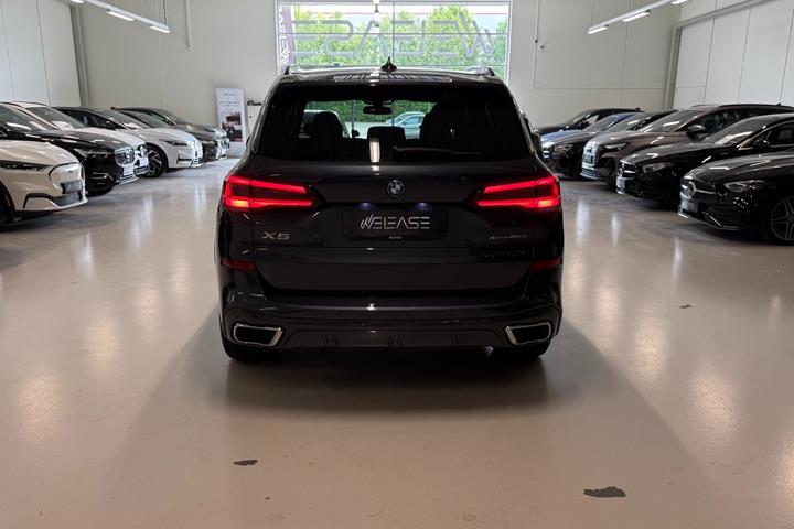 Grå BMW X5 fra 2022