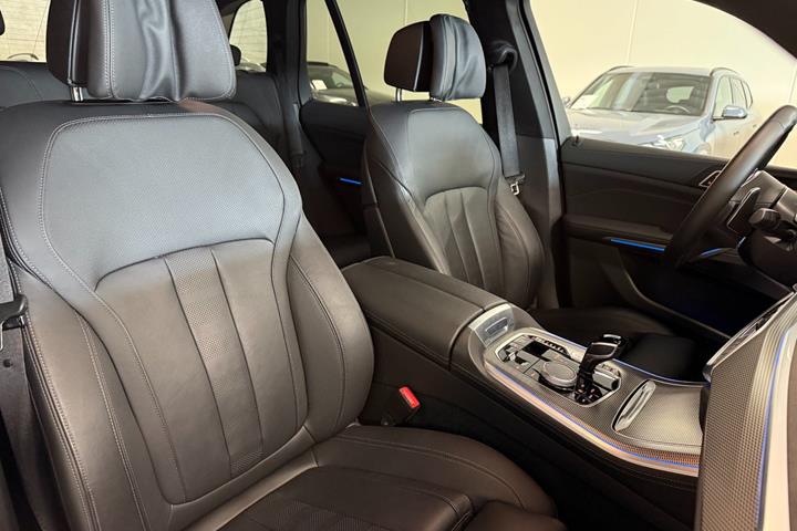 Grå BMW X5 fra 2022