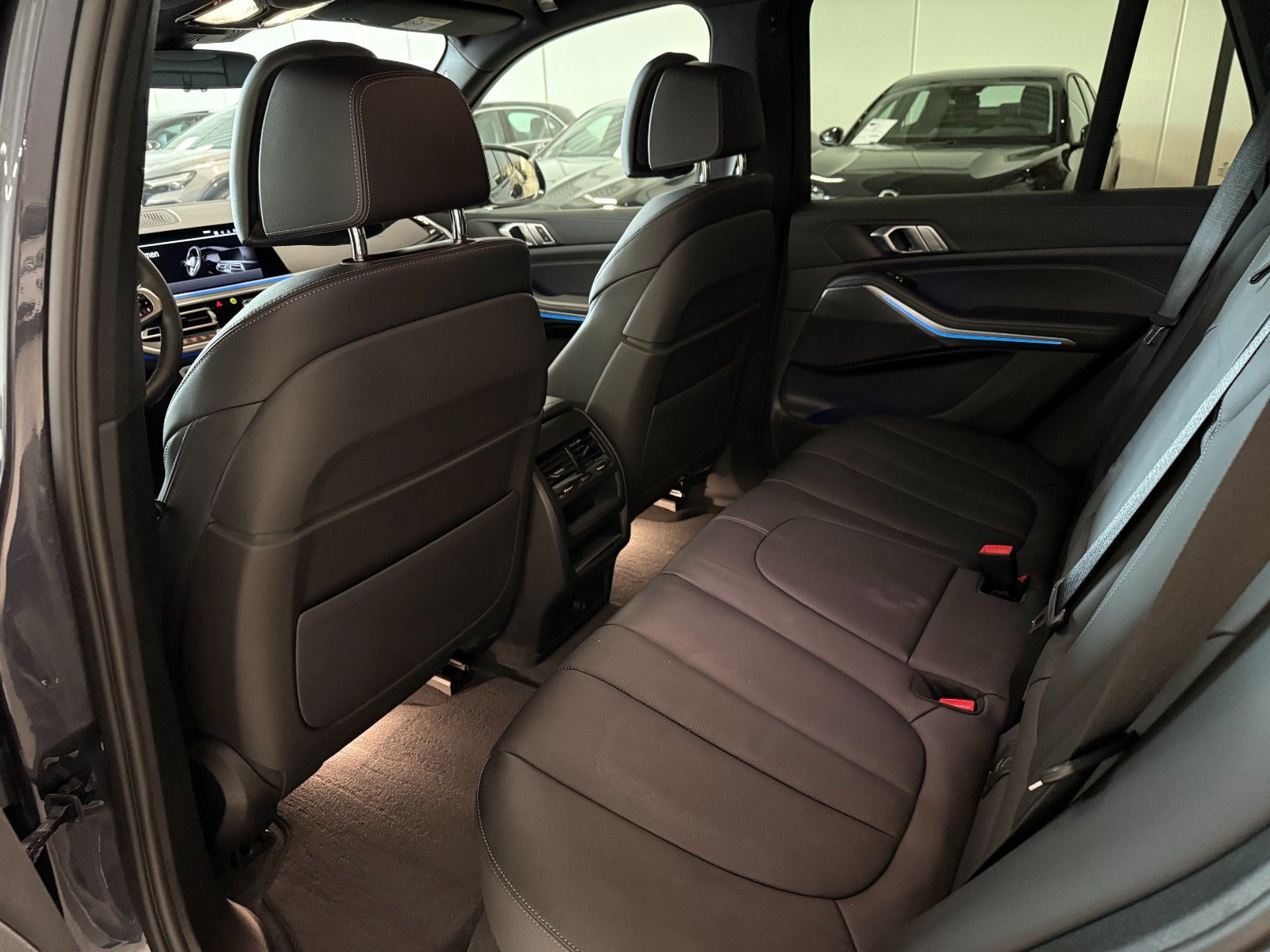 Grå BMW X5 fra 2022