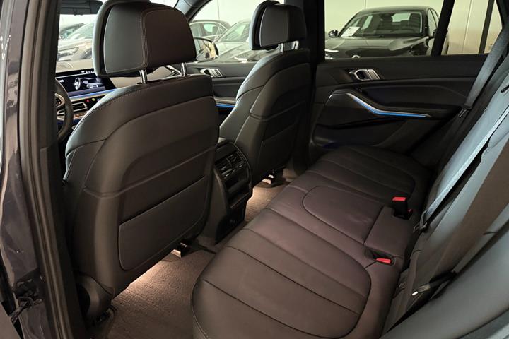 Grå BMW X5 fra 2022