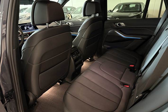 Grå BMW X5 fra 2022