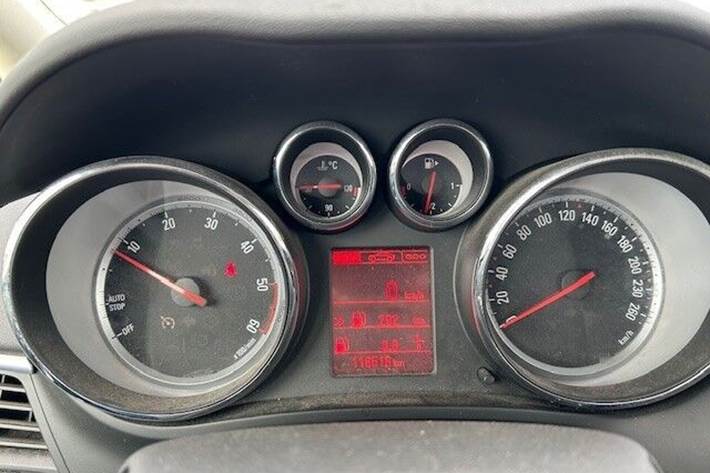 Hvid Opel Zafira fra 2015