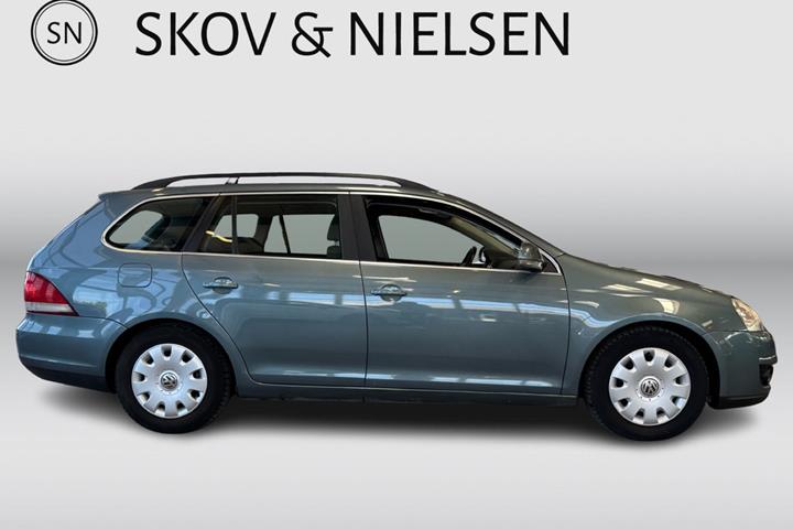 Grå VW Golf V fra 2008