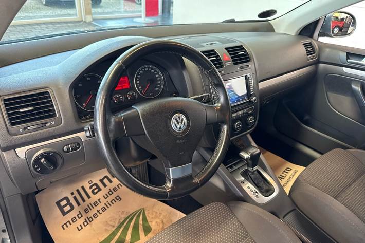 Grå VW Golf V fra 2008