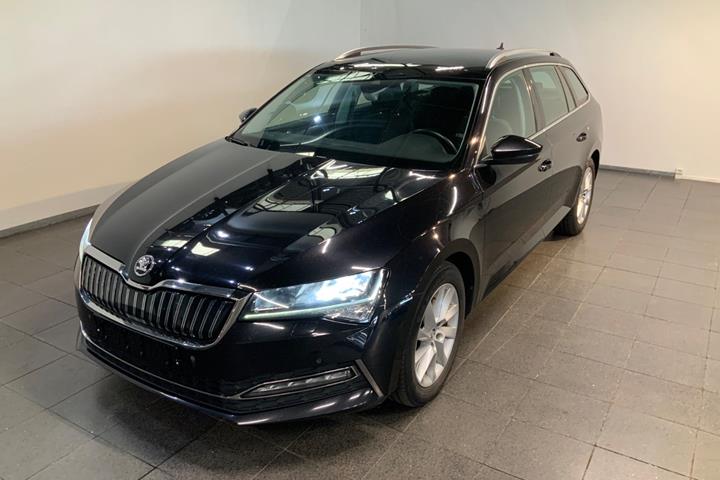 Sort Skoda Superb fra 2020 set udefra