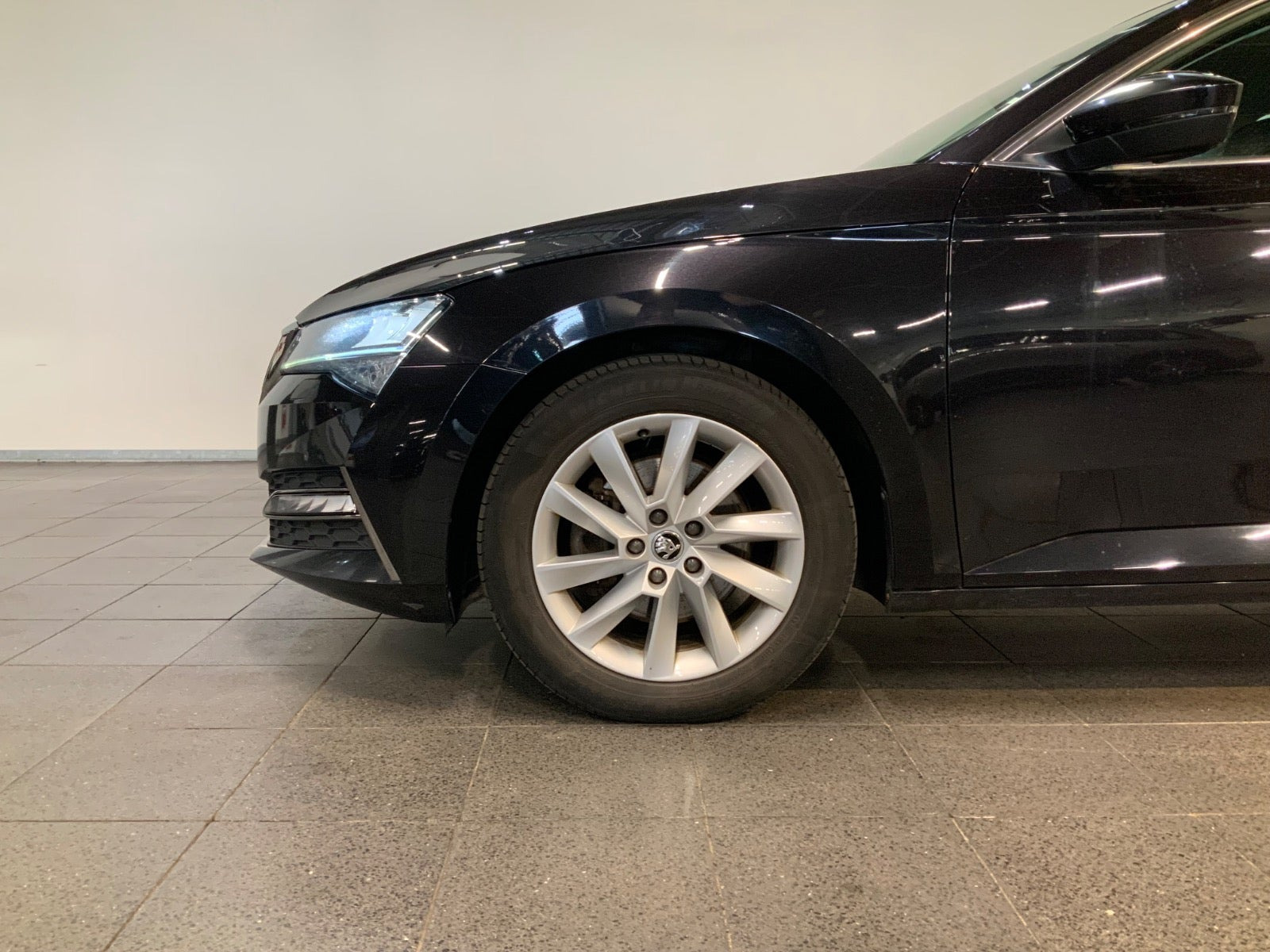 Sort Skoda Superb fra 2020