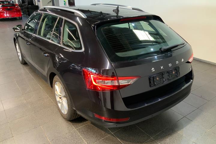 Sort Skoda Superb fra 2020