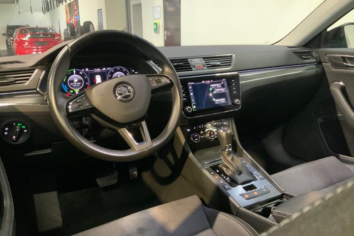 Sort Skoda Superb fra 2020