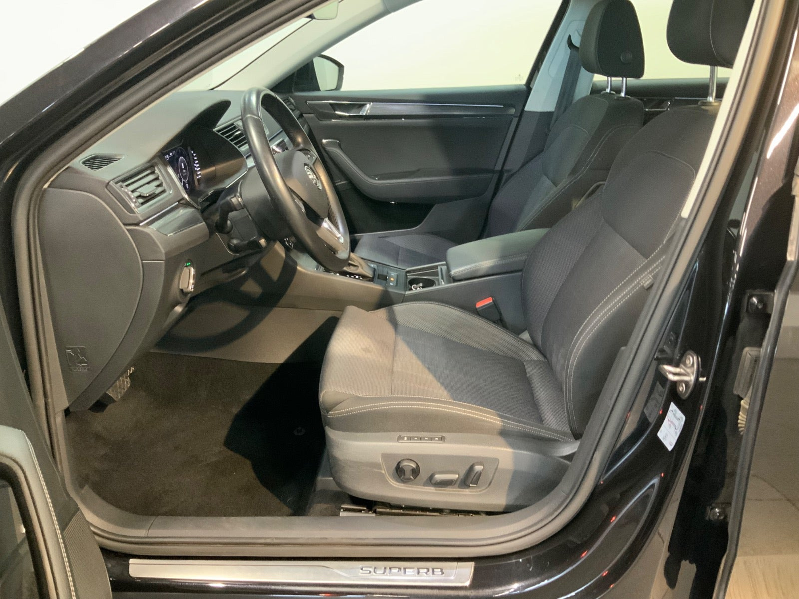 Sort Skoda Superb fra 2020