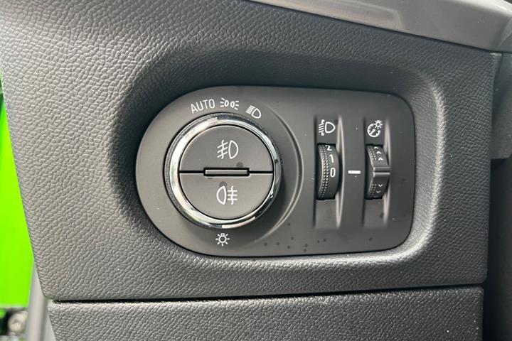 Grøn Opel Mokka-e fra 2024