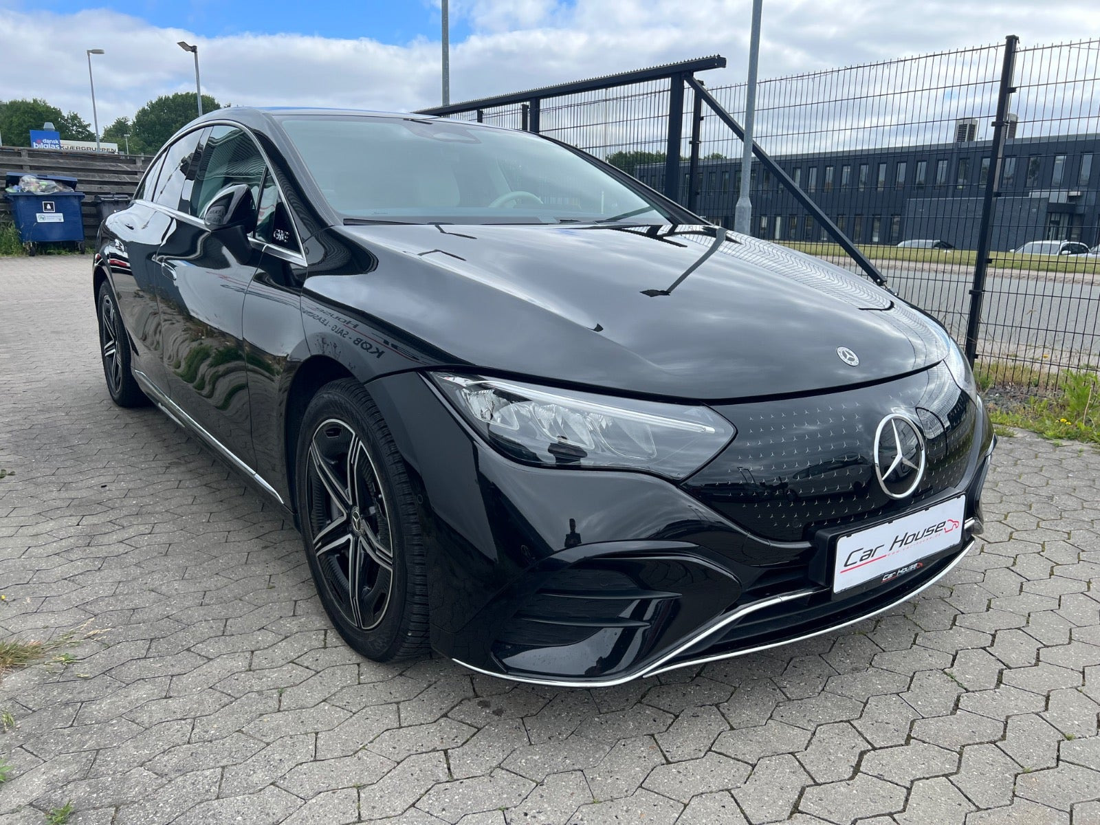Sort Mercedes EQE350 fra 2024