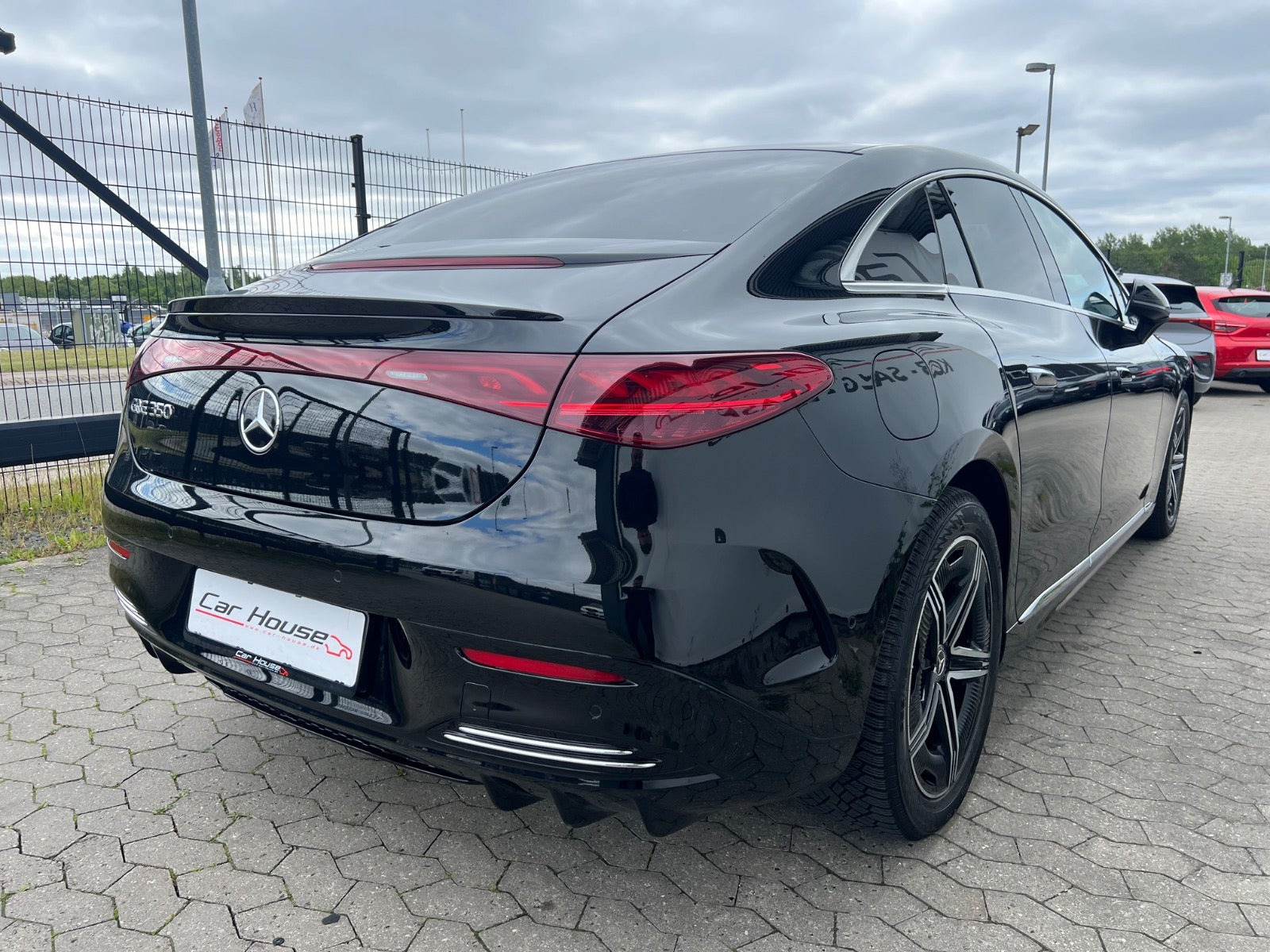 Sort Mercedes EQE350 fra 2024
