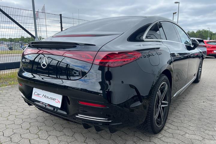 Sort Mercedes EQE350 fra 2024