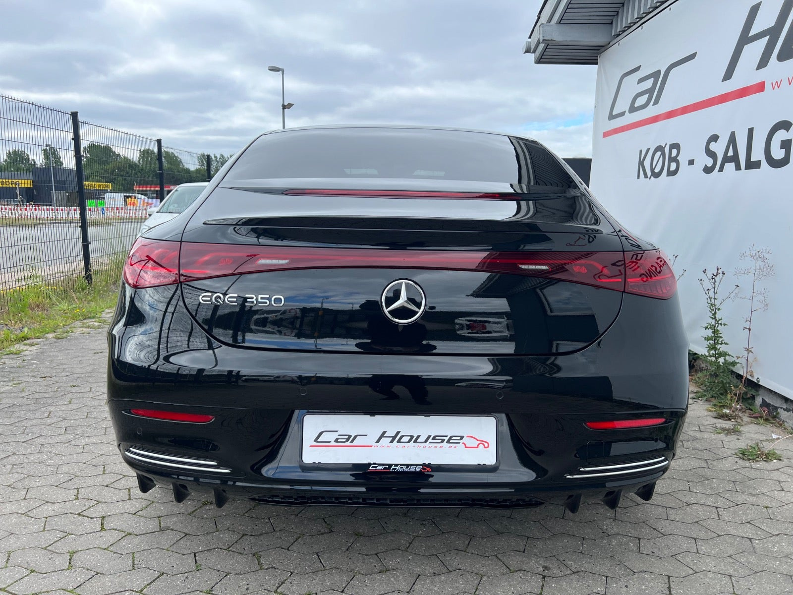 Sort Mercedes EQE350 fra 2024