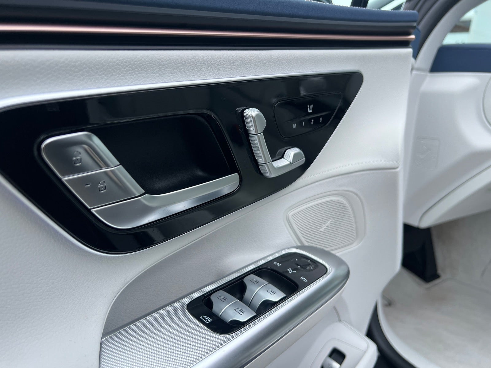 Sort Mercedes EQE350 fra 2024