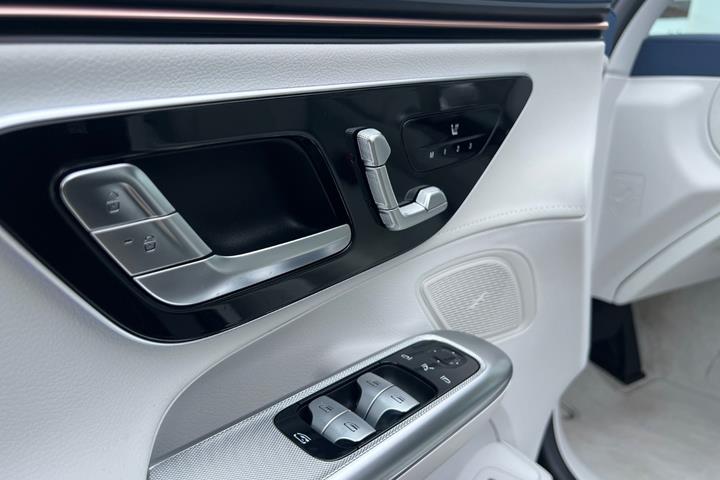 Sort Mercedes EQE350 fra 2024
