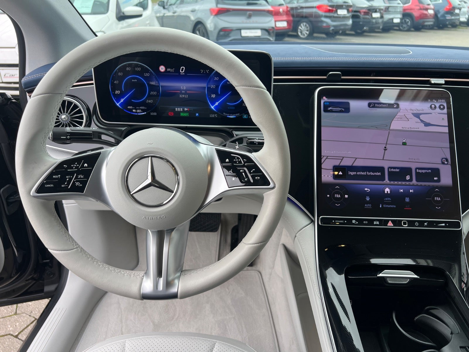 Sort Mercedes EQE350 fra 2024
