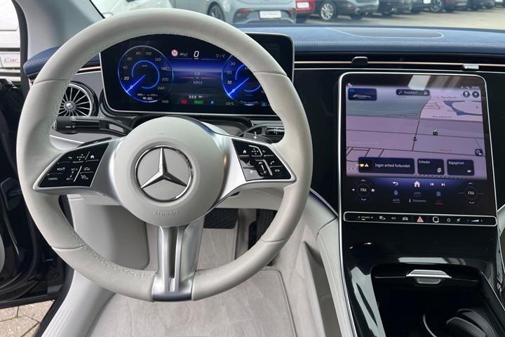 Sort Mercedes EQE350 fra 2024