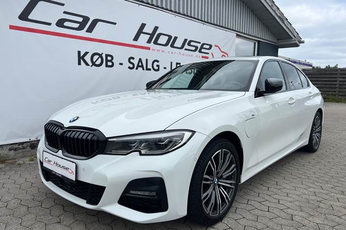 Hvid BMW 330e fra 2019