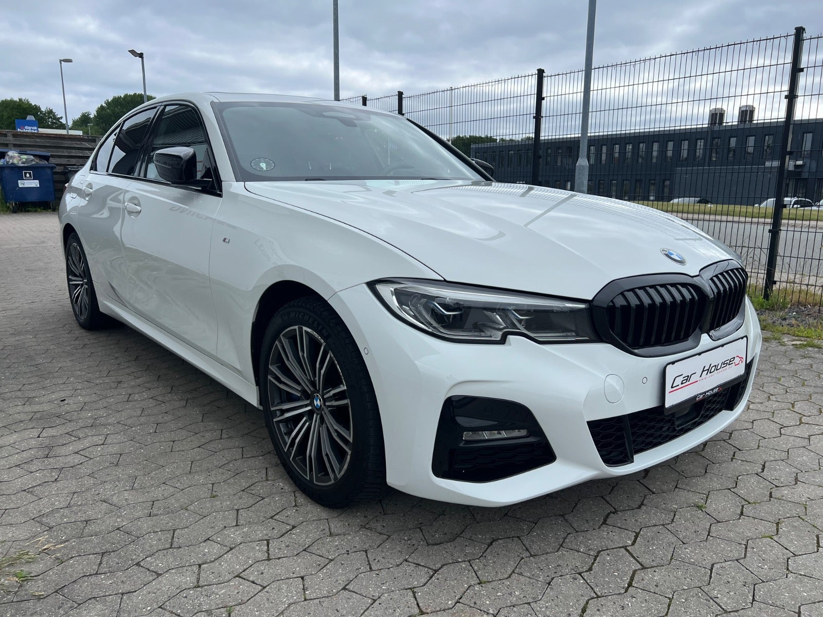 Hvid BMW 330e fra 2019